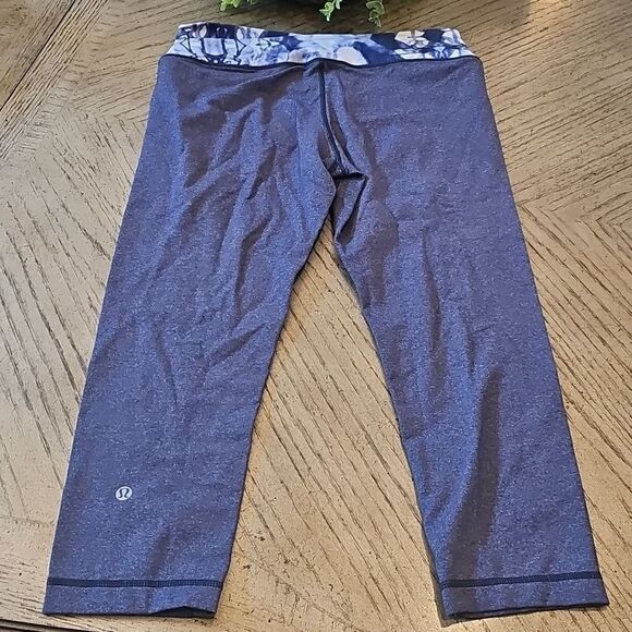 Lululemon crop legging size 6 - Picture 6 of 9